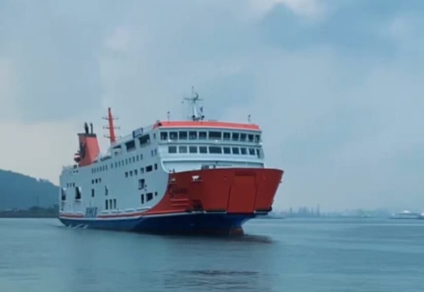Kapal Motor Penumpang (KMP) Shanaya menjalani uji sandar di Dermaga 3 Pelabuhan Merak pada Rabu (16/4). FOTO: Budi05/portalbmi.id
