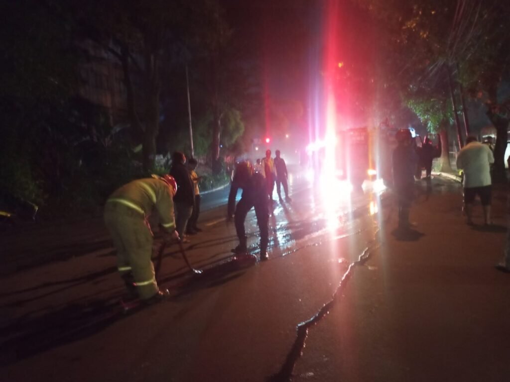 Api diduga berasal dari hubungan pendek arus listrik atau korsleting pada salah satu unit pendingin makanan. FOTO: Henny06/portalbmi.id