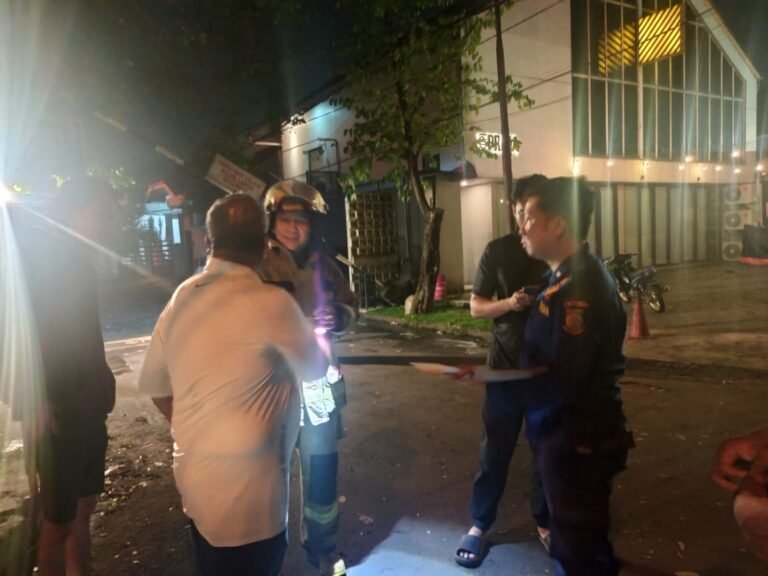 Api diduga berasal dari hubungan pendek arus listrik atau korsleting pada salah satu unit pendingin makanan. FOTO: Henny06/portalbmi.id