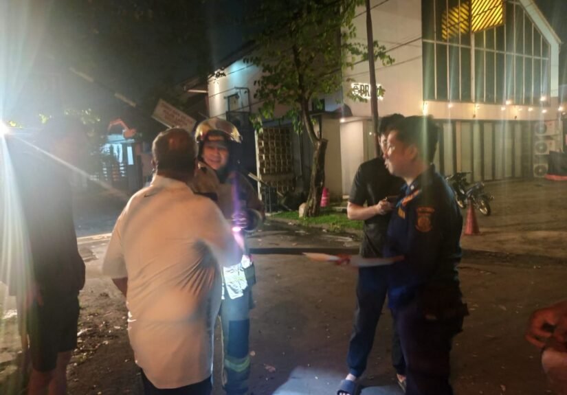 Api diduga berasal dari hubungan pendek arus listrik atau korsleting pada salah satu unit pendingin makanan. FOTO: Henny06/portalbmi.id