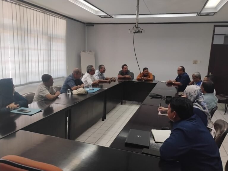 Pensiunan PT Krakatau Steel periode 2023–2026 mempertanyakan realisasi pemberian PIN emas murni seberat 15 gram. FOTO: Achie06/portalbmi.id