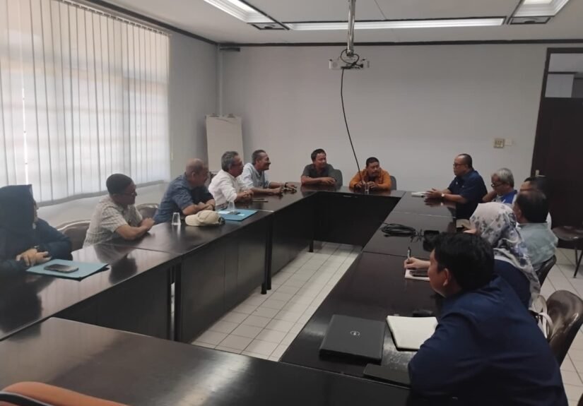 Pensiunan PT Krakatau Steel periode 2023–2026 mempertanyakan realisasi pemberian PIN emas murni seberat 15 gram. FOTO: Achie06/portalbmi.id