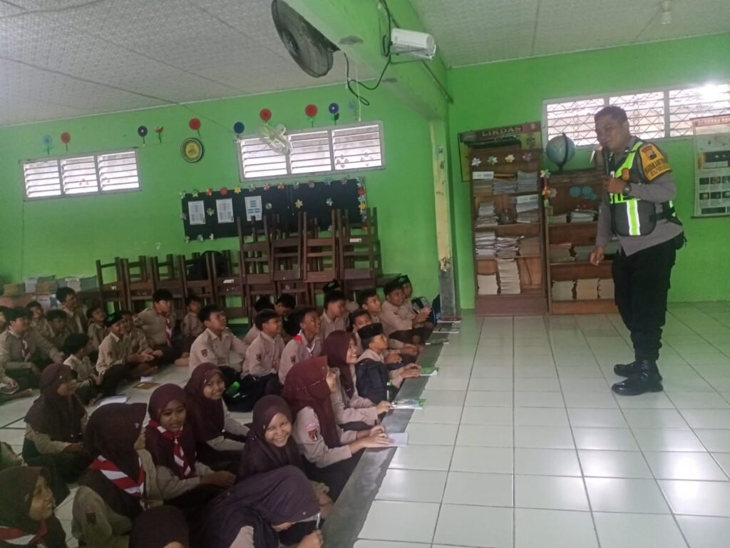 Bhabinkamtibmas Polsek Pengadegan Aipda Wisnu Wardhana memberikan penyuluhan terkait bahaya penyalahgunaan narkoba. FOTO: Imam07/portalbmi.id