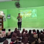 Bhabinkamtibmas Polsek Pengadegan Aipda Wisnu Wardhana memberikan penyuluhan terkait bahaya penyalahgunaan narkoba. FOTO: Imam07/portalbmi.id