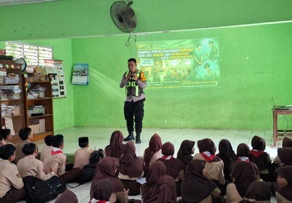 Bhabinkamtibmas Polsek Pengadegan Aipda Wisnu Wardhana memberikan penyuluhan terkait bahaya penyalahgunaan narkoba. FOTO: Imam07/portalbmi.id