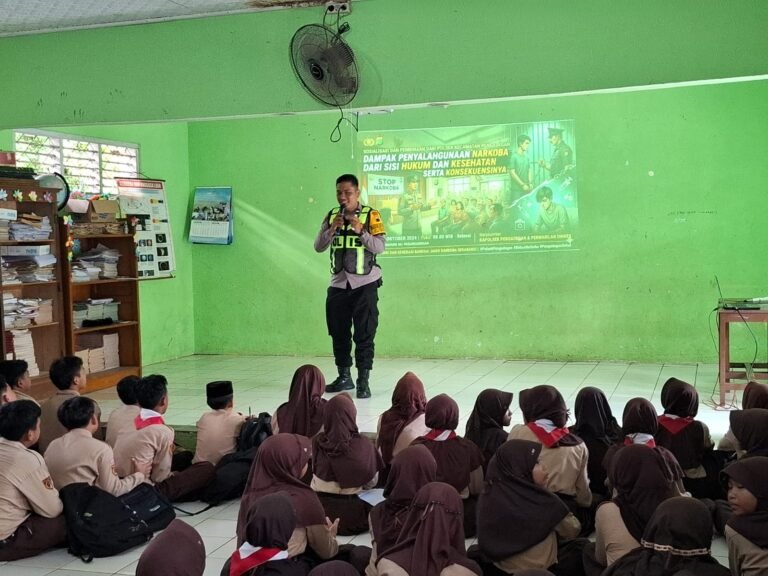 Bhabinkamtibmas Polsek Pengadegan Aipda Wisnu Wardhana memberikan penyuluhan terkait bahaya penyalahgunaan narkoba. FOTO: Imam07/portalbmi.id