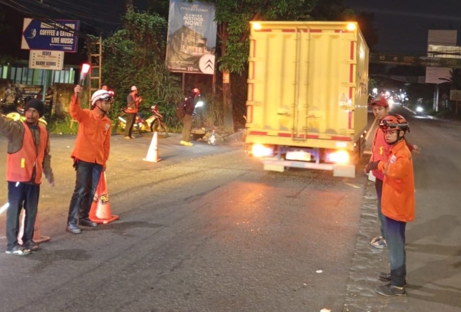 Mengusung nama aksi "Para Pencari Lubang", gabungan komunitas relawan melakukan aksi tambal sulam jalan raya. FOTO: Henny06/portalbmi.id