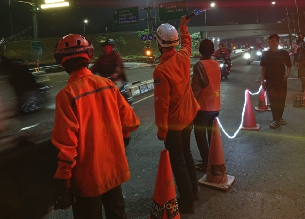 Mengusung nama aksi "Para Pencari Lubang", gabungan komunitas relawan melakukan aksi tambal sulam jalan raya. FOTO: Henny06/portalbmi.id