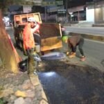 Mengusung nama aksi "Para Pencari Lubang", gabungan komunitas relawan melakukan aksi tambal sulam jalan raya. FOTO: Henny06/portalbmi.id