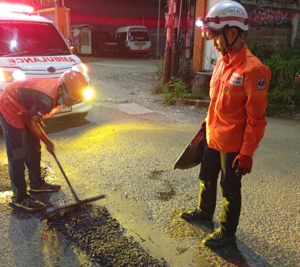 Mengusung nama aksi "Para Pencari Lubang", gabungan komunitas relawan melakukan aksi tambal sulam jalan raya. FOTO: Henny06/portalbmi.id