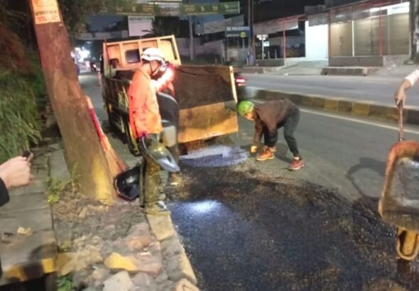 Mengusung nama aksi "Para Pencari Lubang", gabungan komunitas relawan melakukan aksi tambal sulam jalan raya. FOTO: Henny06/portalbmi.id