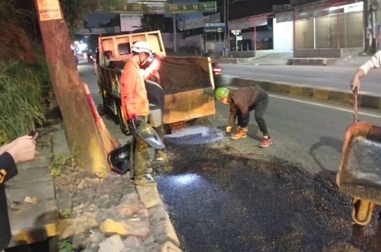 Mengusung nama aksi "Para Pencari Lubang", gabungan komunitas relawan melakukan aksi tambal sulam jalan raya. FOTO: Henny06/portalbmi.id