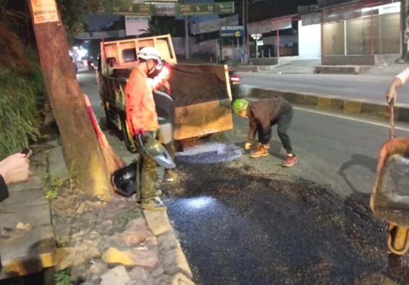 Mengusung nama aksi "Para Pencari Lubang", gabungan komunitas relawan melakukan aksi tambal sulam jalan raya. FOTO: Henny06/portalbmi.id