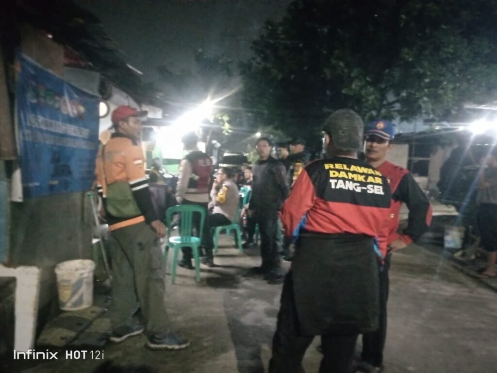 Tim gabungan melakukan asesmen awal dan bergerak cepat memadamkan sisa-sisa api yang masih berpotensi menyebar. FOTO: Henny06/portalbmi.id