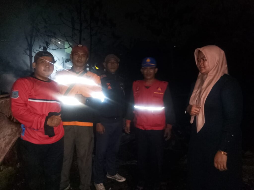 Tim gabungan melakukan asesmen awal dan bergerak cepat memadamkan sisa-sisa api yang masih berpotensi menyebar. FOTO: Henny06/portalbmi.id