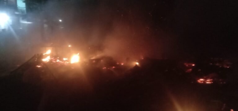 Pondok Aren, dikejutkan oleh kobaran api yang menghanguskan lapak pemulung pada Senin (20/4/2026) pagi. FOTO: Henny06/portalbmi.id