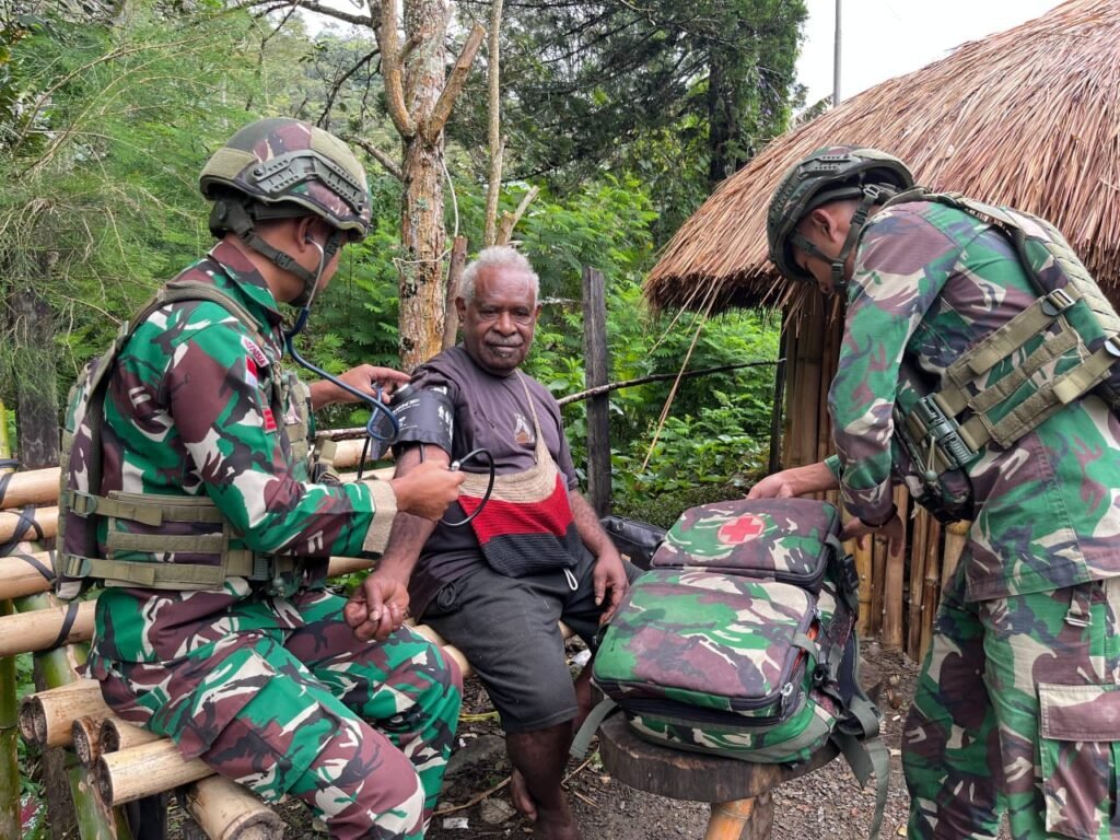 Personel Satgas hadir langsung memberikan pengobatan dan pemeriksaan gratis kepada warga di Distrik Kelila, Kabupaten Mamberamo Tengah, Papua Pegunungan. FOTO: Imam07/portalbmi.id