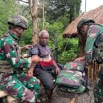 Personel Satgas hadir langsung memberikan pengobatan dan pemeriksaan gratis kepada warga di Distrik Kelila, Kabupaten Mamberamo Tengah, Papua Pegunungan. FOTO: Imam07/portalbmi.id