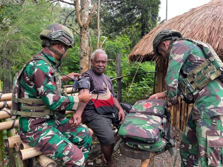 Personel Satgas hadir langsung memberikan pengobatan dan pemeriksaan gratis kepada warga di Distrik Kelila, Kabupaten Mamberamo Tengah, Papua Pegunungan. FOTO: Imam07/portalbmi.id