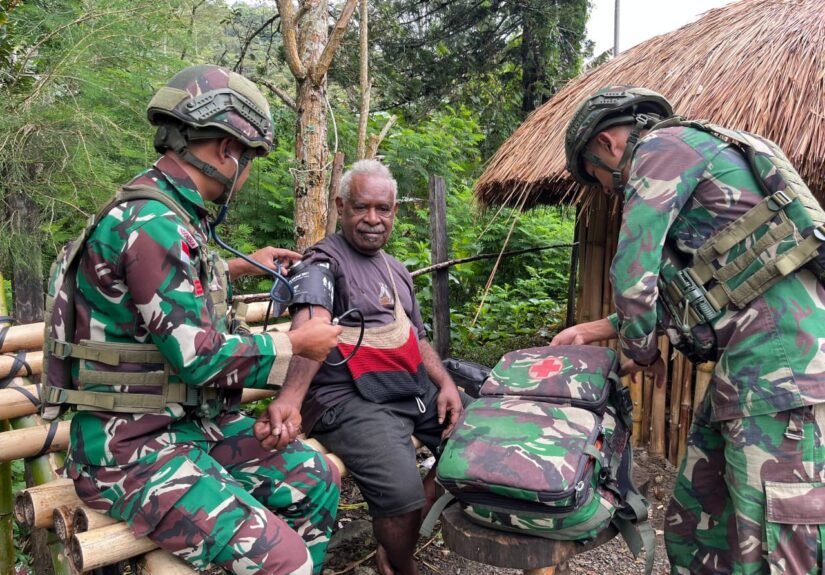 Personel Satgas hadir langsung memberikan pengobatan dan pemeriksaan gratis kepada warga di Distrik Kelila, Kabupaten Mamberamo Tengah, Papua Pegunungan. FOTO: Imam07/portalbmi.id