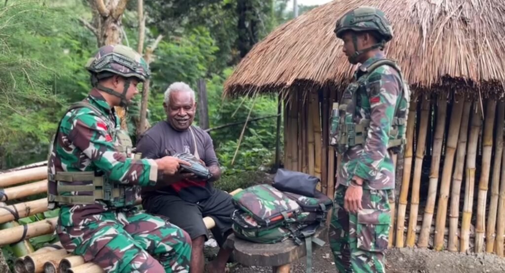 Tim kesehatan Satgas Yonif 521/DY memberikan berbagai pelayanan. FOTO: Imam07/portalbmi.id