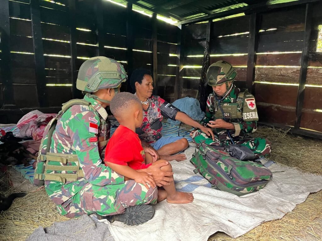 Tim kesehatan Satgas Yonif 521/DY memberikan berbagai pelayanan. FOTO: Imam07/portalbmi.id