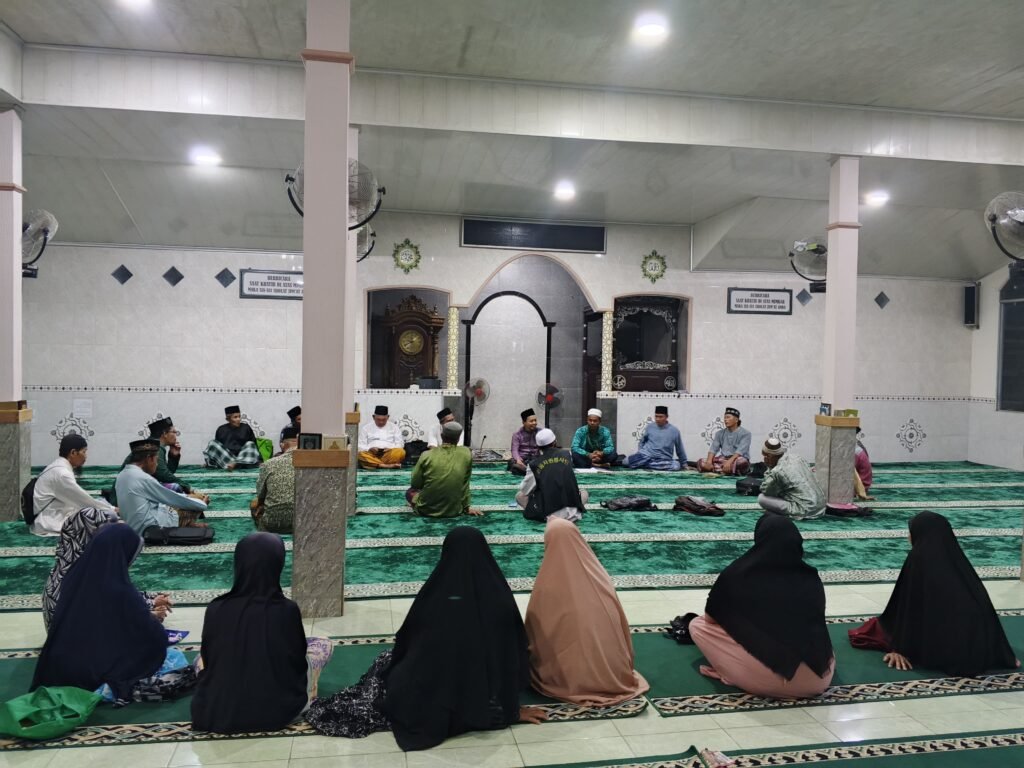 Jamaah TQN Khatibiah Sambas bersama Guru Mursyid  : Syeikh Jayadi M.Zaini tentang Rencana Haul Akbar Seikh Nurdin Terkarang. FOTO: Firdaus06/portalbmi.id