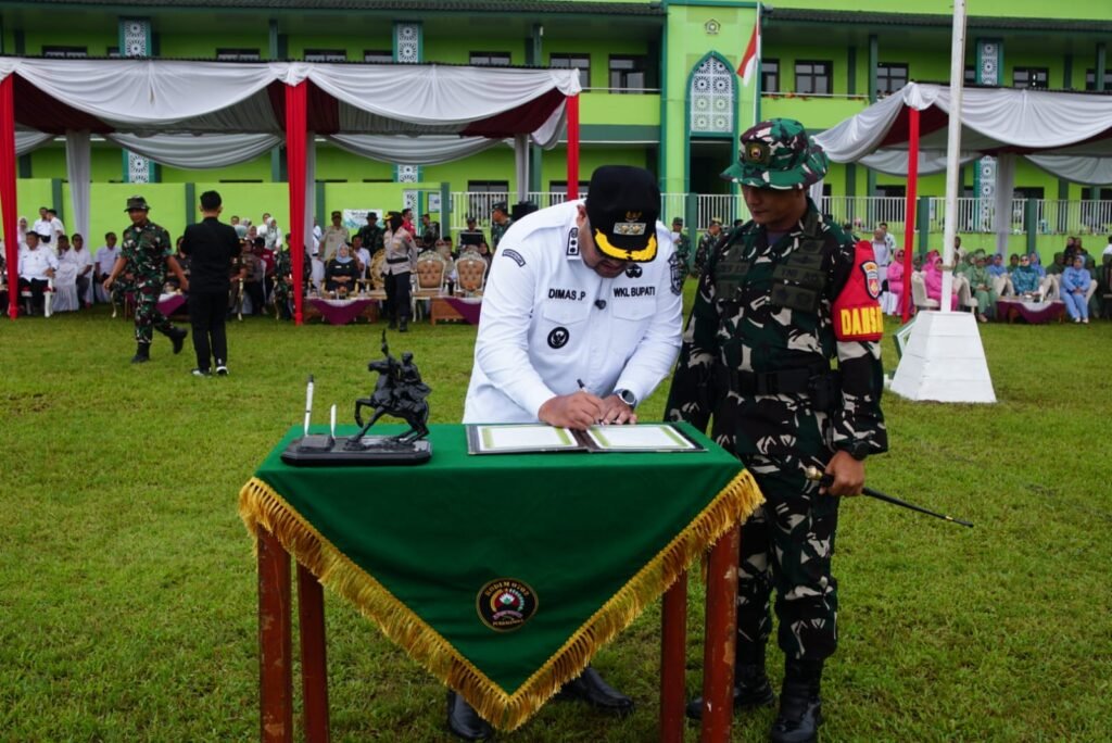 Perwira Seksi Teritorial Kodim 0702/Purbalingga, Kapten CPL Bangun Widodo hadir dalam pembukaan TMMD. FOTO: Imam07/portalbmi.id