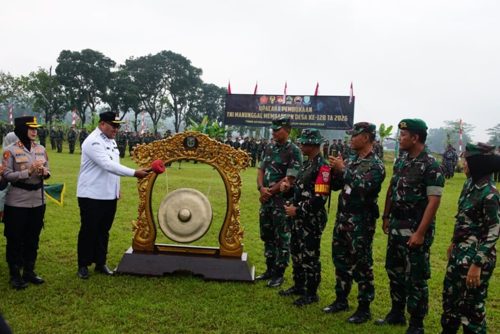 Wakil Bupati Purbalingga, Dimas Prasetyahani menabuh Gong menandakan dimul;ainya program TMMD. FOTO: Imam07/portalbmi.id