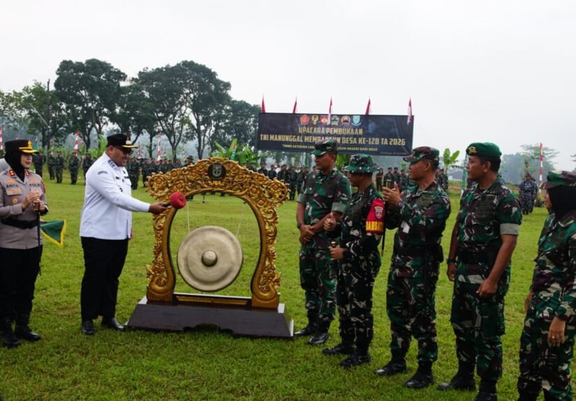 Wakil Bupati Purbalingga, Dimas Prasetyahani menabuh Gong menandakan dimul;ainya program TMMD. FOTO: Imam07/portalbmi.id