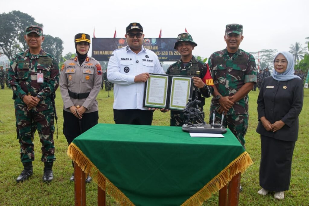 Perwira Seksi Teritorial Kodim 0702/Purbalingga, Kapten CPL Bangun Widodo hadir dalam pembukaan TMMD. FOTO: Imam07/portalbmi.id