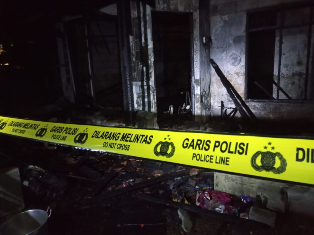 Kebakaran hebat melanda sebuah rumah hunian di Jalan Manunggal V, Parigi Baru, RT 001 RW 005, Kelurahan Parigi Baru, Kecamatan Pondok Aren. FOTO: Henny06/portalbmi.id