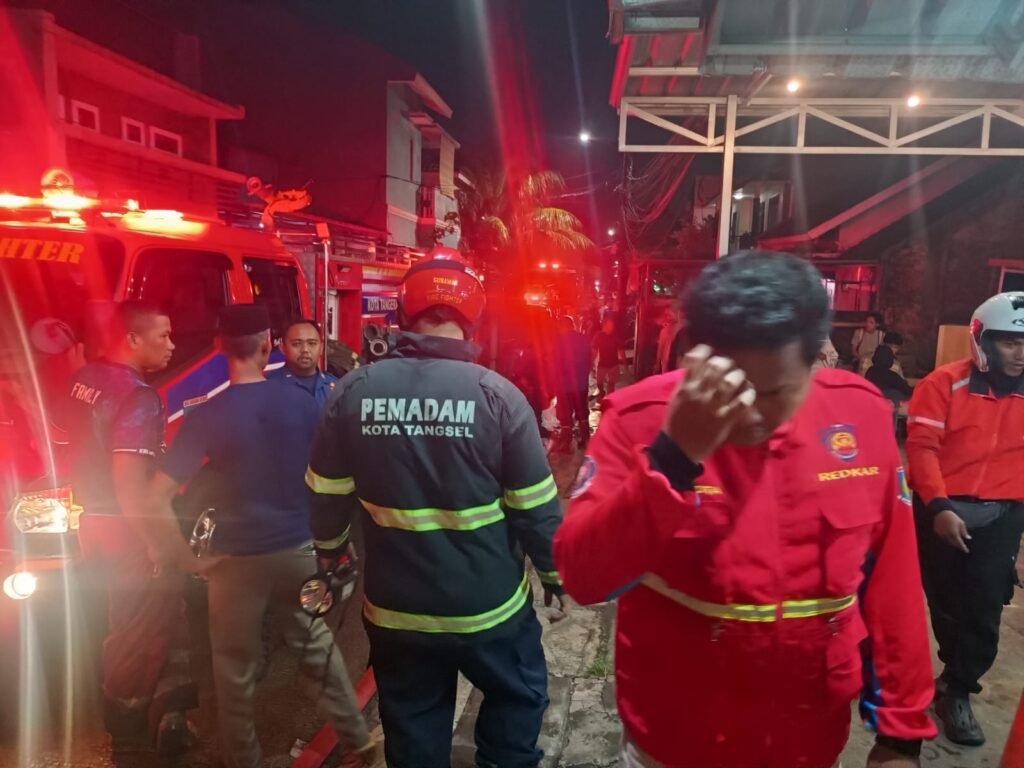 Sebanyak 7 unit mobil pemadam kebakaran dikerahkan ke lokasi untuk menjinakkan si jago merah. FOTO: Henny06/portalbmi.id