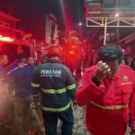 Sebanyak 7 unit mobil pemadam kebakaran dikerahkan ke lokasi untuk menjinakkan si jago merah. FOTO: Henny06/portalbmi.id