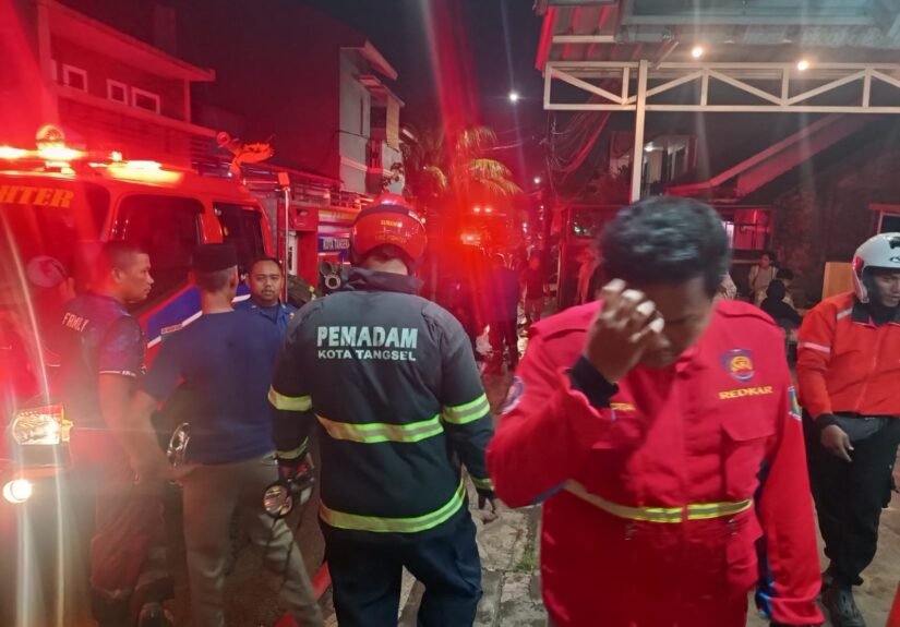 Sebanyak 7 unit mobil pemadam kebakaran dikerahkan ke lokasi untuk menjinakkan si jago merah. FOTO: Henny06/portalbmi.id