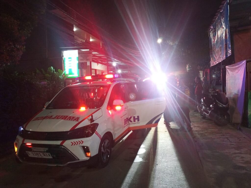 4 unit ambulans dari relawan juga disiagakan di lokasi untuk mengevakuasi korban. FOTO: Henny06/portalbmi.id