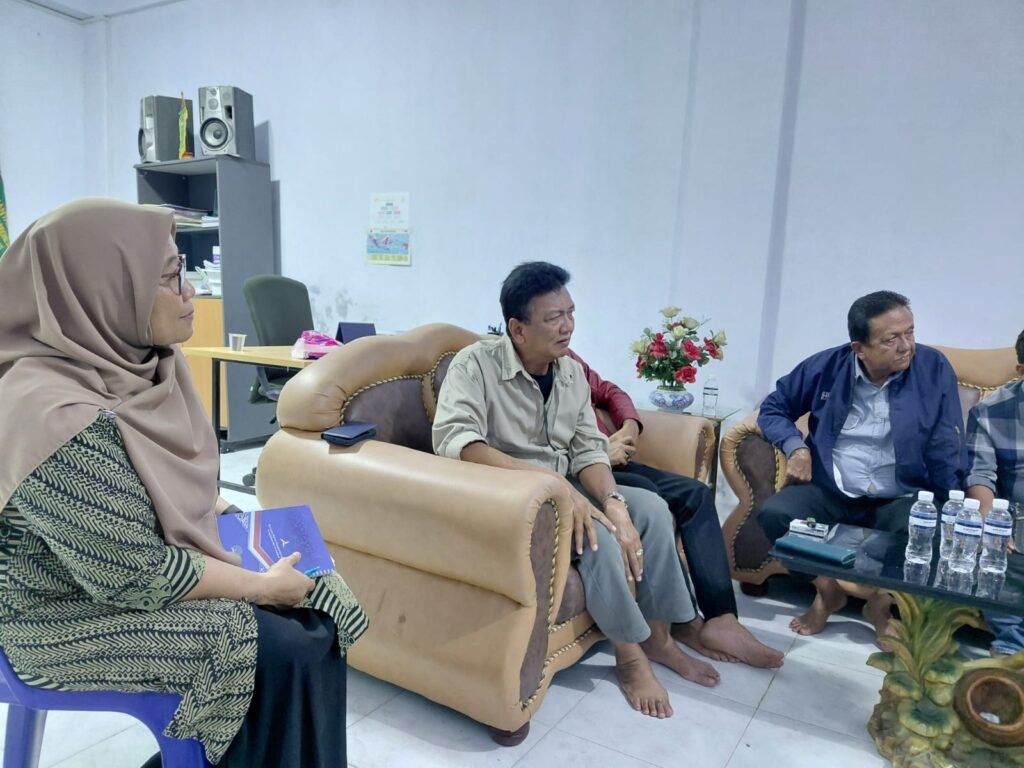 Humas Aliansi Masyarakat Bintan Bagian Utara, Darsono, mengungkapkan kekecewaannya usai mendatangi Kantor DPRD Kabupaten Bintan, Sabtu (25/4/2026). FOTO: Imam07/portalbmi.id