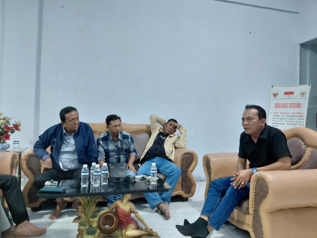 Humas Aliansi Masyarakat Bintan Bagian Utara, Darsono, mengungkapkan kekecewaannya usai mendatangi Kantor DPRD Kabupaten Bintan, Sabtu (25/4/2026). FOTO: Imam07/portalbmi.id