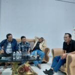 Humas Aliansi Masyarakat Bintan Bagian Utara, Darsono, mengungkapkan kekecewaannya usai mendatangi Kantor DPRD Kabupaten Bintan, Sabtu (25/4/2026). FOTO: Imam07/portalbmi.id