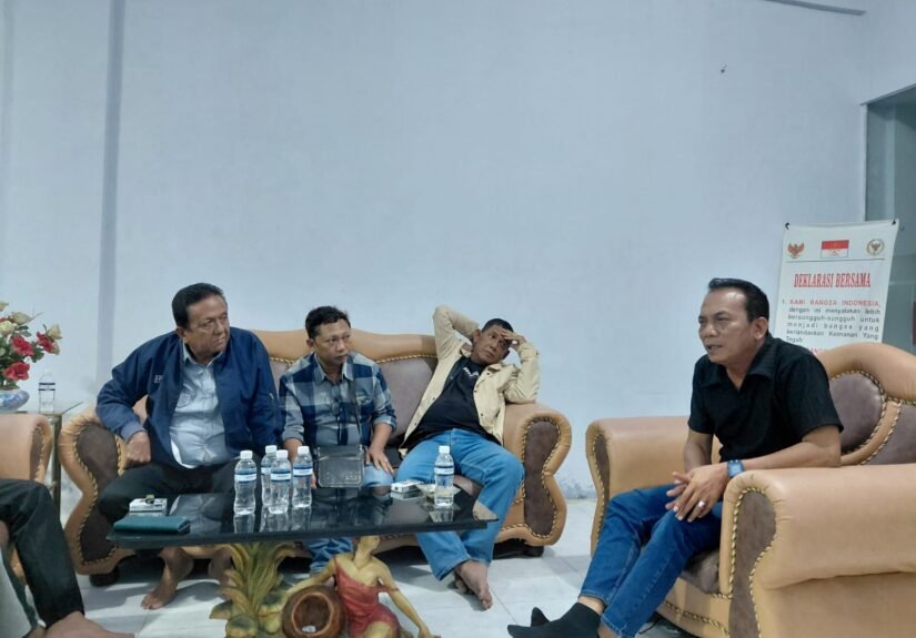 Humas Aliansi Masyarakat Bintan Bagian Utara, Darsono, mengungkapkan kekecewaannya usai mendatangi Kantor DPRD Kabupaten Bintan, Sabtu (25/4/2026). FOTO: Imam07/portalbmi.id