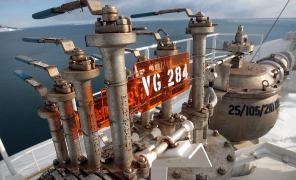Katup kontrol di dermaga pipa tanker di pabrik gas alam cair (LNG) di Korsakov, Pulau Sakhalin, Rusia pada 17 Februari 2009. Foto: Natalia Kolesnikova/AFP