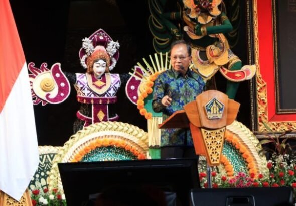 Wayan Koster saat membuka seminar nasional Mewali Ring Uluning Kertha dengan tema Strategi Penguatan Dresta Bali. FOTO: portalbmi.id