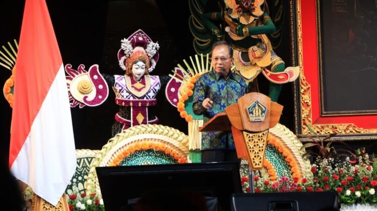 Wayan Koster saat membuka seminar nasional Mewali Ring Uluning Kertha dengan tema Strategi Penguatan Dresta Bali. FOTO: portalbmi.id