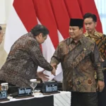 Presiden Prabowo Subianto didampingi Wapres Gibran Rakabuming Raka menjabat tangan Menko Perekonomian Airlangga Hartarto sebelum Sidang Kabinet Paripurna di Kantor Presiden, Istana Kepresidenan, Jakarta, Senin (20/10/2025). Foto: Aditya Pradana Putra/ANTARA FOTO