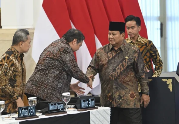 Presiden Prabowo Subianto didampingi Wapres Gibran Rakabuming Raka menjabat tangan Menko Perekonomian Airlangga Hartarto sebelum Sidang Kabinet Paripurna di Kantor Presiden, Istana Kepresidenan, Jakarta, Senin (20/10/2025). Foto: Aditya Pradana Putra/ANTARA FOTO