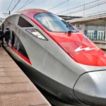 Sejumlah penumpang menaiki kereta cepat Whoosh di peron Stasiun Padalarang, Kabupaten Bandung Barat, Jawa Barat, Minggu (29/3/2026). Foto: Abdan Syakura/ANTARA FOTO