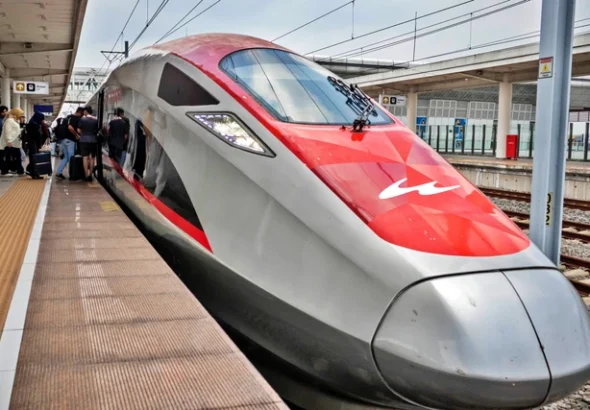 Sejumlah penumpang menaiki kereta cepat Whoosh di peron Stasiun Padalarang, Kabupaten Bandung Barat, Jawa Barat, Minggu (29/3/2026). Foto: Abdan Syakura/ANTARA FOTO