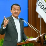 Menteri ESDM Bahlil Lahadalia memberikan keterangan pers penemuan gas raksasa oleh Eni di Kutai, Kalimantan Timur, di Gedung Kementerian ESDM, Jakarta, Senin (20/4/2026). Foto: Kementerian ESDM