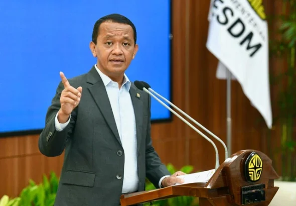 Menteri ESDM Bahlil Lahadalia memberikan keterangan pers penemuan gas raksasa oleh Eni di Kutai, Kalimantan Timur, di Gedung Kementerian ESDM, Jakarta, Senin (20/4/2026). Foto: Kementerian ESDM