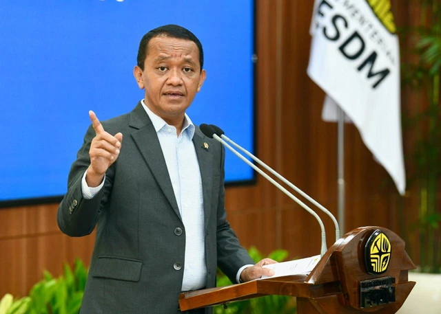 Menteri ESDM Bahlil Lahadalia memberikan keterangan pers penemuan gas raksasa oleh Eni di Kutai, Kalimantan Timur, di Gedung Kementerian ESDM, Jakarta, Senin (20/4/2026). Foto: Kementerian ESDM